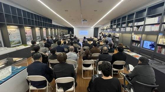 6일 서울 세종대로 도시건축전시관에서 열린『포트폴리오와 여행』출간 기념회. [사진 황두진 건축가]