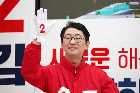 22대 총선에 출마한 국민의힘 해운대갑 주진우 후보는 지상파 출구조사 결과 52.8%로 1위, JTBC 예측조사선 48.3%로 2위로 예측이 엇갈린다. 뉴스1