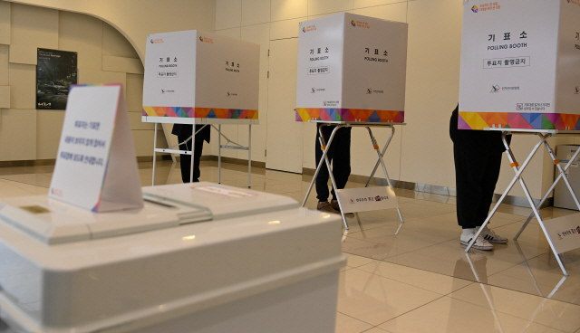 ▲ 제22대 국회의원 선거일인 20일 춘천 동내면 제4투표장이 자동차 대리점 1층 전시장에 마련돼 유권자들이 투표하고 있다. 유희태