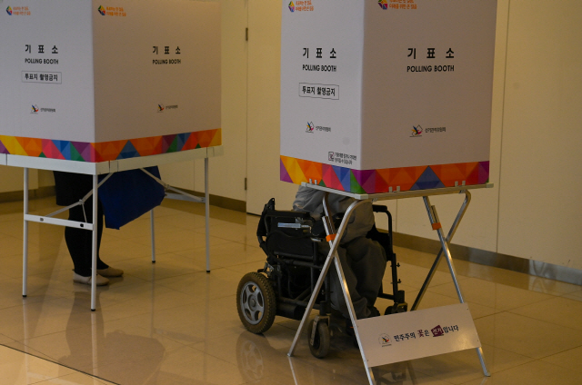 ▲ 제22대 국회의원 선거일인 10일 춘천 동내면 제4투표소에서 전동휠체어를 탄 유권자가 투표하고 있다. 유희태