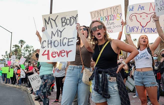 2022년 7월 미국 애리조나주 대법원 앞에서 여성의 임신중지 권리를 지지하는 시위가 열리고 있다. AFP연합뉴스