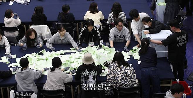 제 22대 총선이 실시된 10일 서울 용산구 선거관리위원회 개표소인 신광여자고등학교에서 투표용지 분류작업이 이루어지고 있다. 2024.04.10 권도현 기자