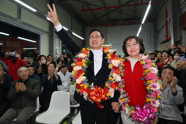 국민의힘 박수영 남구 후보가 10일 부산시 남구 후보 캠프에서 지지자들에게 인사를 하고 있다. 김정록 기자