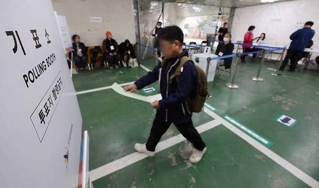 제22대 국회의원 선거일인 10일 서울 관악구의 한 오피스텔 주차장에 마련된 서림동제1투표소에서 유권자들이 투표하고 있다.