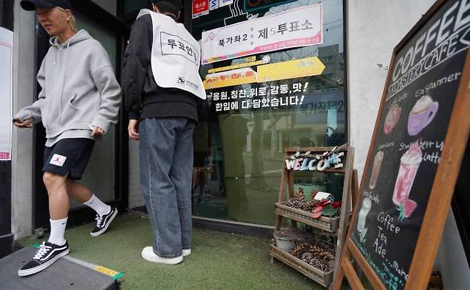 제22대 국회의원 선거일인 10일 서울 서대문구 한 카페에 마련된 북가좌2제5투표소에서 투표를 마친 유권자가 투표소를 나오고 있다.