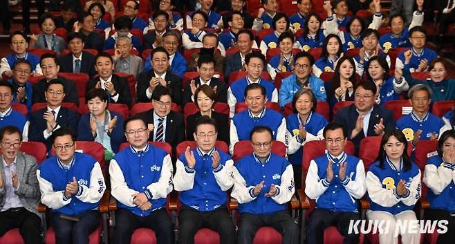 더불어민주당 이재명 대표(가운데)와 이해찬·김부겸 상임공동선거대책위원장 등 당 지도부가 10일 서울 영등포구 여의도 국회 의원회관에 마련된 제22대 국회의원선거(총선) 민주당 개표 상황실에서 방송사 출구조사 결과를 지켜보며 환호하고 있다. 사진=임형택 기자