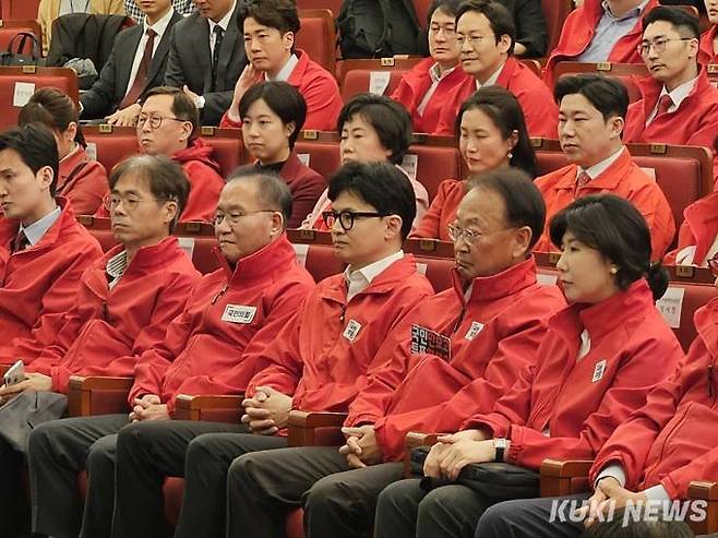 국민의힘이 관계자들이 10일 국회 도서관에서 마련된 상황실에서 방송 3사 22대 총선 출구결과를 굳은 표정으로 지켜보고 있다. 사진=윤상호 기자