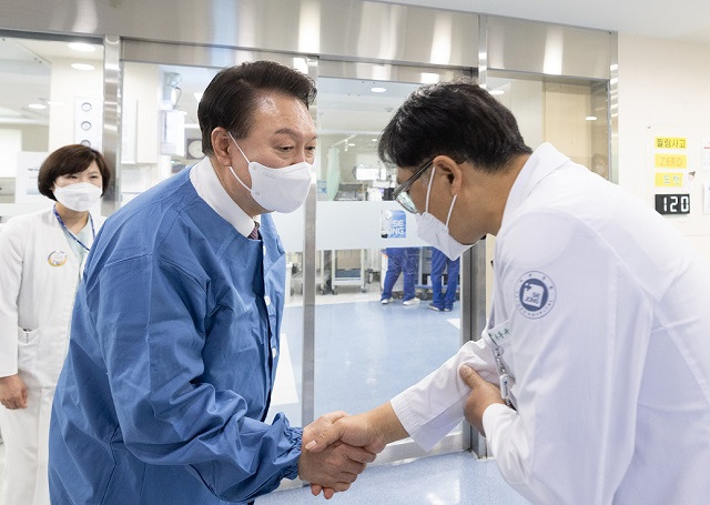윤석열 대통령이 9일 경기 부천시 소사구의 심장전문병원인 부천세종병원을 방문, 중환자실을 찾아 의료진을 격려하고 있다. 대통령실 제공