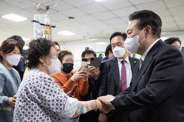 윤석열 대통령이 9일 경기 부천시 소사구의 심장전문병원인 부천세종병원을 방문해 입원 중인 환자를 격려하고 있다. 대통령실 제공
