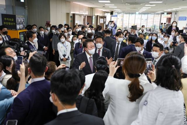 윤석열 대통령이 9일 경기 부천시 소사구의 심장전문병원인 부천세종병원을 찾아 환자와 환자 가족들 및 의료진과 인사하고 있다. 대통령실 제공