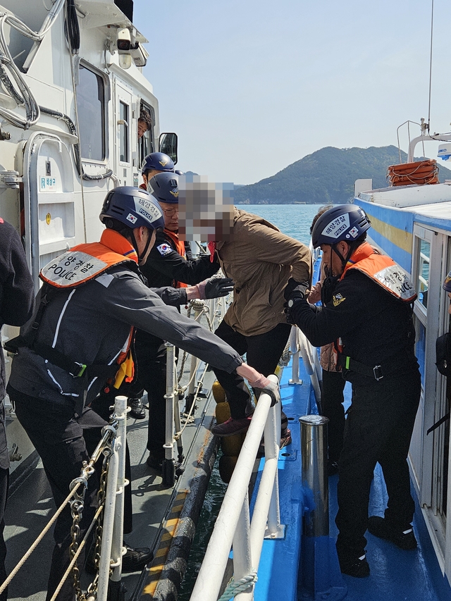 10일 해경구조대원이 표류했던 화신호에서 유권자들을 안전하게 해경선으로 이송하고 있다. 통영해경 제공