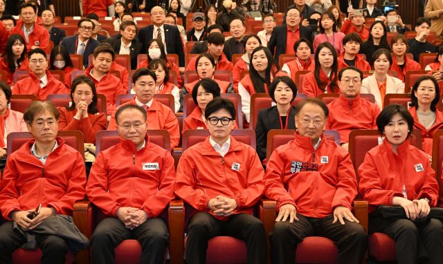 국민의힘 한동훈 총괄선대위원장과 윤재옥 공동선대위원장 등이 10일 서울 여의도 국회도서관에 마련된 국민의힘 제22대 국회의원선거 개표상황실에서 출구조사 결과를 시청하고 있다. 연합뉴스