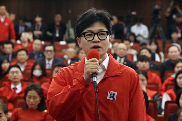 국민의힘 한동훈 총괄선대위원장이 10일 서울 여의도 국회도서관에 마련된 국민의힘 제22대 국회의원선거 개표상황실에서 출구조사 결과를 시청한 뒤 발언하고 있다. 연합뉴스