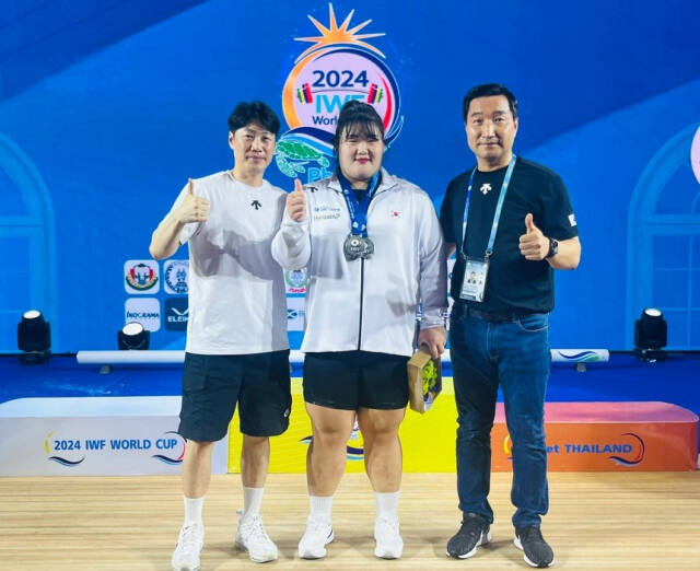 2024 국제역도연맹(IWF) 태국 월드컵 여자 +87㎏급서 은메달 3개를 획득한 박혜정(가운데)이 시상식 후 기념촬영을 하고 있다. 고양시청 제공