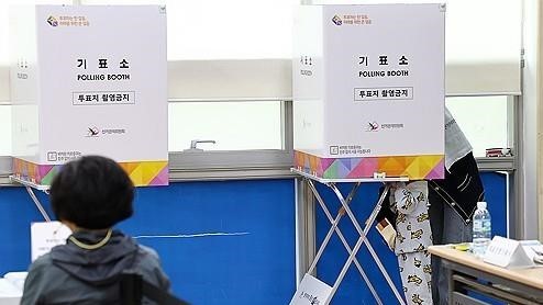 오늘 오전 서울 삼성1동주민센터에 마련된 삼성1동 제3투표소에서 한 어린이가 기표소에서 투표를 보고 있다 / 사진=연합뉴스