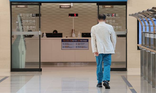 서울 시내의 한 대형병원에서 한 의사가 발걸음을 옮기고 있다. / 사진=연합뉴스