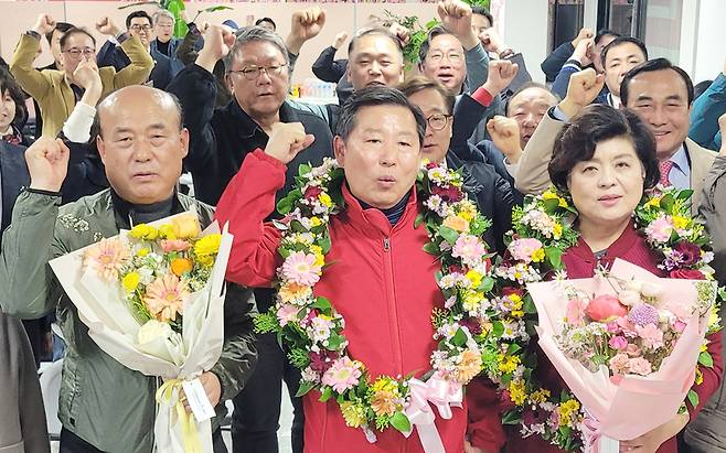 이철규 당선인(가운데) / 사진 = 이철규 후보 사무실 제공