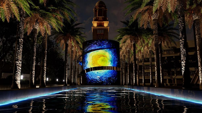 ‘반 고흐와의 항해(Voyage with Van Gogh)’ 특별전으로 홍콩 침사추이의 홍콩문화센터 광장 시계탑에 설치된 미디어 아트 작품. 비수라스튜디오