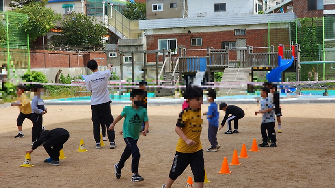 서울시내 한 초등학교에서 교사가 체육 수업을 진행하고 있다. 이 사진은 기사 내용과 전혀 관련이 없음. [사진 = 연합뉴스]