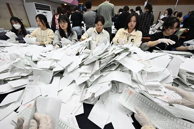 제22대 국회의원 선거가 실시된 10일 서울 중구구민회관에 마련된 개표소에서 개표 작업이 이뤄지고 있다.  한주형 기자