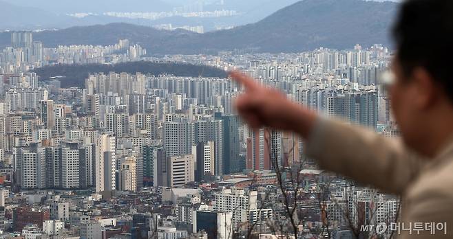 [서울=뉴시스] 홍효식 기자 = 출산 가구 지원 방안을 위한 새로운 청약제도가 시행된 25일 서울 중구 남산에서 바라본 도심 아파트 모습. 국토교통부는 '주택공급에 관한 규칙' 및 '공공주택 특별법 시행규칙' 개정안을 오늘부터 본격 시행한다고 밝혔다. 개편되는 청약제도는 신생아 특별공급 신설, 부부 중복 청약 허용, 다자녀 특별공급 기준 2자녀 완화 등이다. 2024.03.25. yesphoto@newsis.com /사진=홍효식