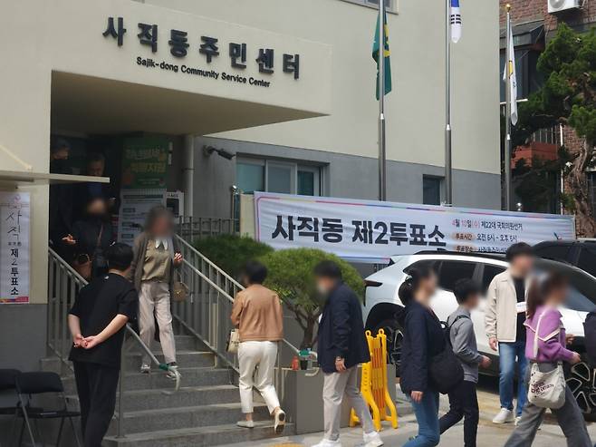 제22대 국회의원 선거 본투표일인 10일 오전 10시쯤 서울 종로구 사직동 제2투표소에 많은 시민들이 찾아왔다. /사진=최지은 기자