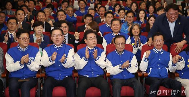 이재명 더불어민주당 대표, 이해찬·김부겸 상임공동선거대책위원장 등 당 지도부가 10일 오후 서울 여의도 국회 의원회관에 마련된 제22대 국회의원선거(총선) 민주당 개표 상황실에서 방송사 출구조사 결과를 지켜보며 환호하고 있다. 2024.4.10/사진=뉴스1