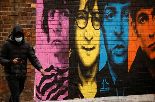 음악적 갈등으로 인해 비틀즈 멤버들 간에 균열이 가기 시작했다. 사진은 지난 2020년 12월 영국 리버풀에 위치한 비틀즈 벽화를 지나가는 시민의 모습. /사진= 로이터