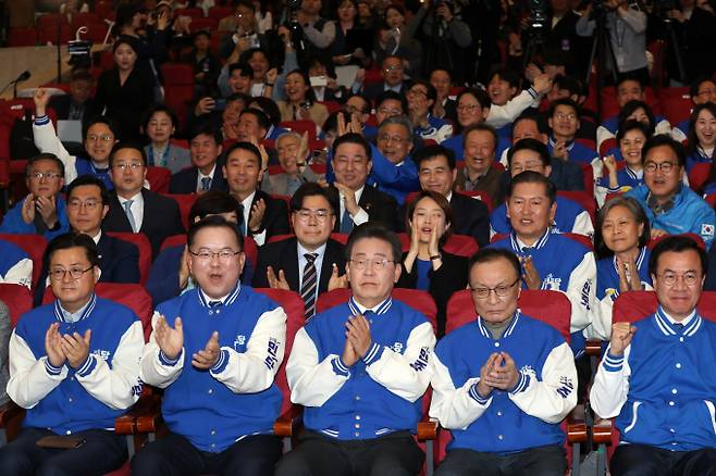 이재명, 이해찬, 김부겸 더불어민주당 상임공동선대위원장, 홍익표 원내대표가 10일 국회 의원회관 종합상황실에서 개표방송을 보며 빅수치고 있다. / 사진=공동취재