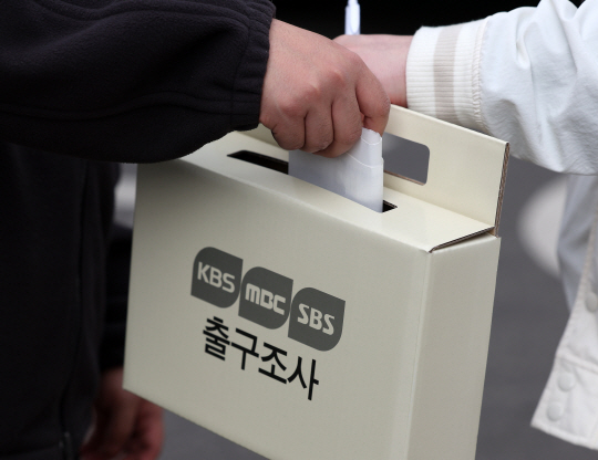 제22대 국회의원 선거일인 10일 서울 영등포구 영등포동자치회관에 마련된 영등포동 제5투표소에서 투표를 마친 유권자가 출구조사에 응하고 있다. 뉴시스