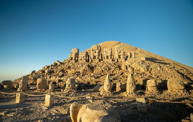 튀르키예 남동부 고대유적 세계유산 넴루트산
