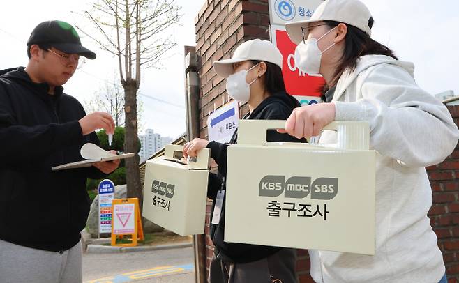 제22대 국회의원 선거일인 10일 오전 인천 미추홀구 용현여자중학교에 마련된 용현5동 제6투표소에서 투표를 마치고 나오는 유권자가 출구조사에 응하고 있다.[연합]