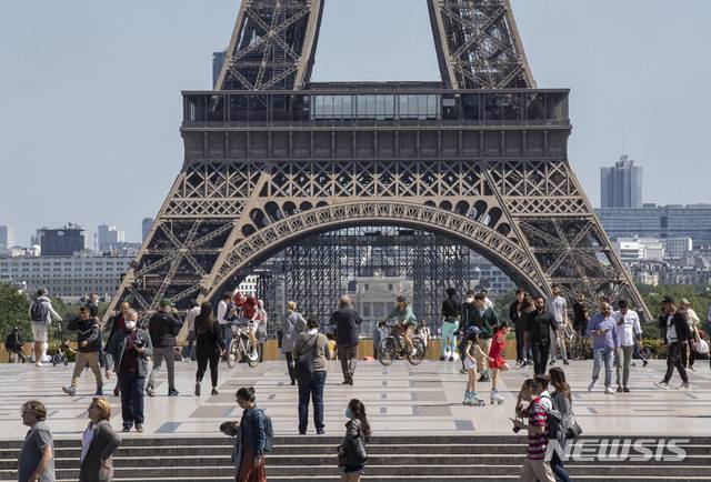 [파리=AP/뉴시스]17일(현지시간) 프랑스 파리의 에펠탑 부근 트로카데로 광장에서 사람들이 거닐고 있다. 프랑스는 신종 코로나바이러스 감염증(코로나19) 확산을 막기 위한 폐쇄 조치 일부 완화로 해변 등이 개방됐다. 2020.05.18.