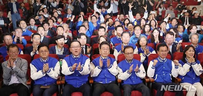 [서울=뉴시스] 이영환 기자 = 이재명 더불어민주당 대표와 이해찬, 김부겸 상임공동선대위원장 등이 10일 오후 서울 여의도 국회 의원회관에 마련된 제22대 국회의원선거 개표상황실에서 출구조사 결과를 보며 기뻐하고 있다. 앞줄 왼쪽 두 번째부터 홍익표 공동선대위원장, 김부겸 상임공동선대위원장, 이재명 대표, 이해찬 상임공동선대위원장, 더불어민주연합 윤영덕, 백승아 공동상임선대위원장. (공동취재) 2024.04.10.   photo@newsis.com