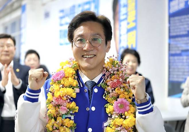 [군산·김제·부안=뉴시스]10일 제22대 국회의원선거 전북특별자치도 군산김제부안갑 지역구 당선자인 더불어민주당 신영대 후보가 지지자들의 축하를 받고 환하게 웃고 있다. *재판매 및 DB 금지