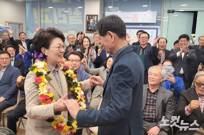 제22대 총선 전남 순천·광양·곡성·구례을 선거구 더불어민주당 권향엽 후보가 10일 오후 당선이 유력시되자 꽃목걸이를 걸고 지지자들과 환호하고 있다. 유대용 기자