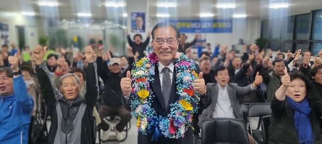 전남 담양·함평·영광·장성 선거구에서 당선이 확실시되는 더불어민주당 이개호 당선인이 자신의 선거 사무실에서 지지자들과 당선을 축하하고 있다. 이개호 당선인 측 제공