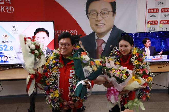 의성·청송·영덕·울진 선거구에 출마한 국민의힘 박형수 후보가 지지자들에게 당선 인사를 하고 있다. 박형수의원실 제공