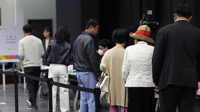 10일 오전 서울 용산구 중부기술교육원에 마련된 한남동 제3투표소를 찾은 유권자들이 투표용지를 받기 위해 기다리고 있다.