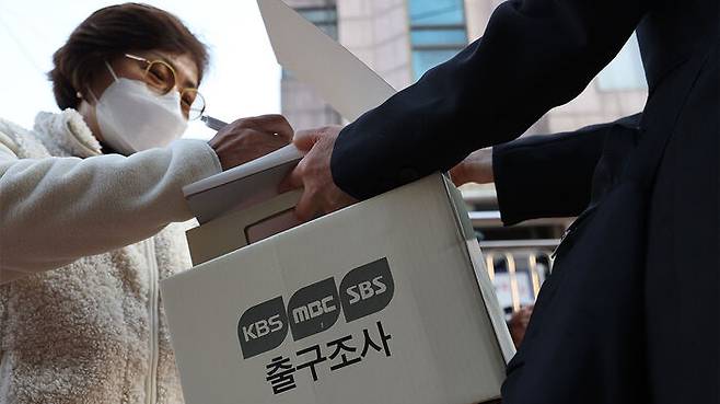 제22대 국회의원선거일인 10일 오전 서울 용산구 삼광초등학교에 마련된 후암동제3투표소 앞에서 투표를 마치고 나오는 유권자가 출구조사에 응하고 있다.