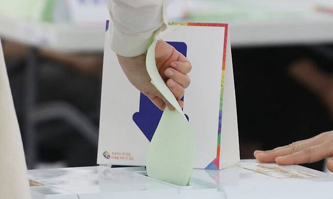 제22대 국회의원 선거일인 10일 부산의 한 투표소에서 유권자들이 투표를 하고 있다. 뉴스1