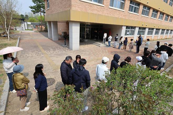 제22대 국회의원선거일인 10일 오후 경기도 하남 위례고에 설치된 위례동2투표소에서 유권자들이 투표를 위해 줄지어 서 있다.    연합뉴스