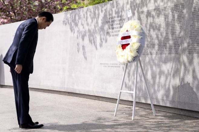 미국을 국빈 방문 중인 기시다 후미오 일본 총리가 9일(현지시간) 2차대전 당시 미군 소속으로 활약한 일본계 장병들을 기리는 추모비에 헌화한 뒤 고개를 숙여 예를 표하고 있다. AP연합뉴스  