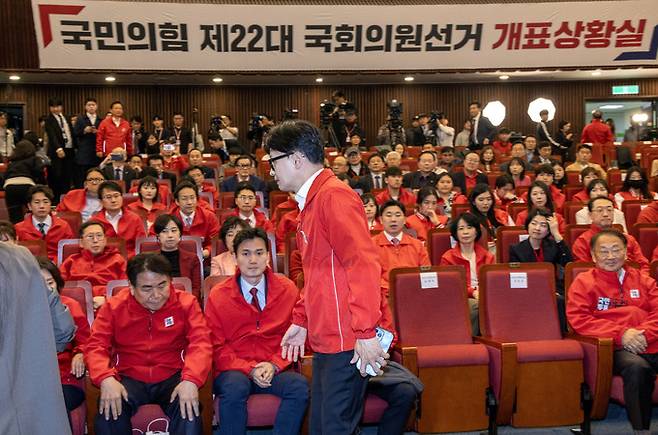 한동훈 국민의힘 비상대책위원장이 10일 오후 서울 여의도 국회에서 개표상황실 출구조사 결과 발표를 시청한 뒤 자리를 떠나고 있다.    공동취재