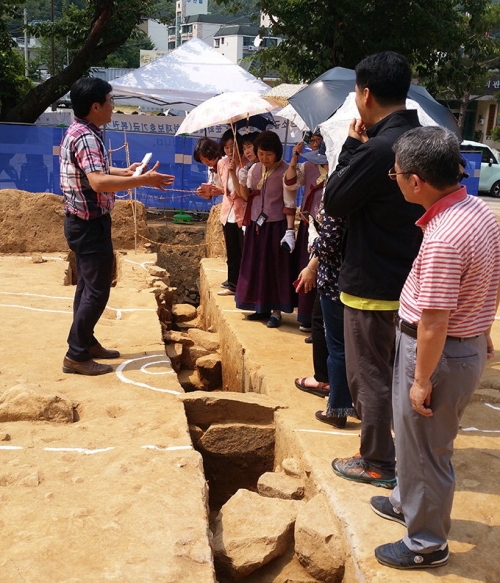 경북 고령지역 문화해설사들이 대가야 시대 궁성지로 추정되는 곳에서 발굴 관계자로부터 설명을 듣고 있다. 가온문화재연구원 제공