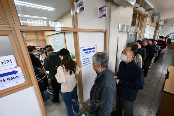 제22대 국회의원선거 투표일인 10일 서울 영등포구 여의도중학교에 마련된 투표소에서 유권자들이 투표 순서를 기다리고 있다. 2024.4.10 홍윤기 기자