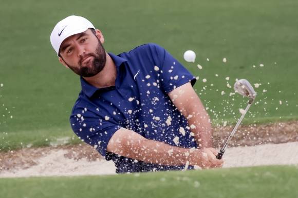 10일 마스터스 연습라운드 2번 홀에서 스코티 셰플러가 벙커샷을 치고 있다. EPA 연합뉴스