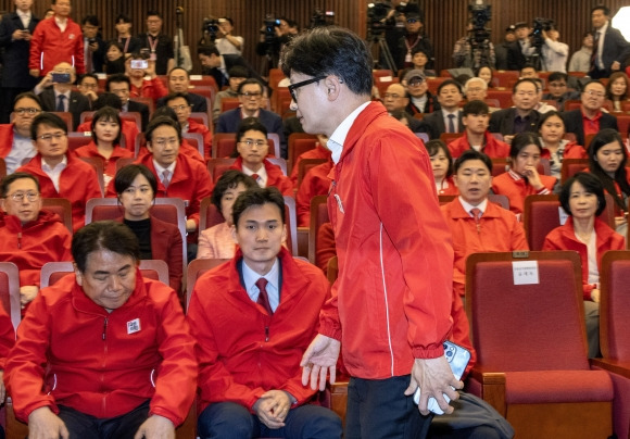 상황실 떠나는 한동훈 - 국민의힘 한동훈 총괄선대위원장이 10일 여의도 국회도서관에 마련된 제22대 국회의원선거 개표상황실에서 출구조사 결과를 확인하고 자리를 떠나고 있다. 2024.4.10  공동취재