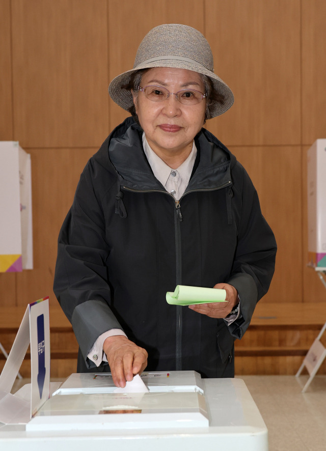 고 노무현 전 대통령 부인 권양숙 여사가 제22대 총선 투표일인 10일 오전 경남 김해시 진영읍 한빛도서관 투표소에서 투표하고 있다. 연합뉴스