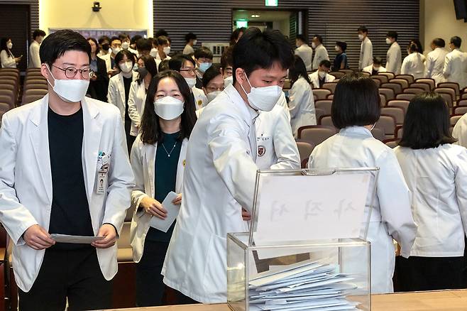 3월25일 고려대 의대 교수들이 사직서를 제출하고 있다.ⓒ연합뉴스